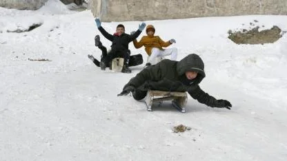 Sarıkamış'ta çocuklar kızaklarla karın tadını çıkardı