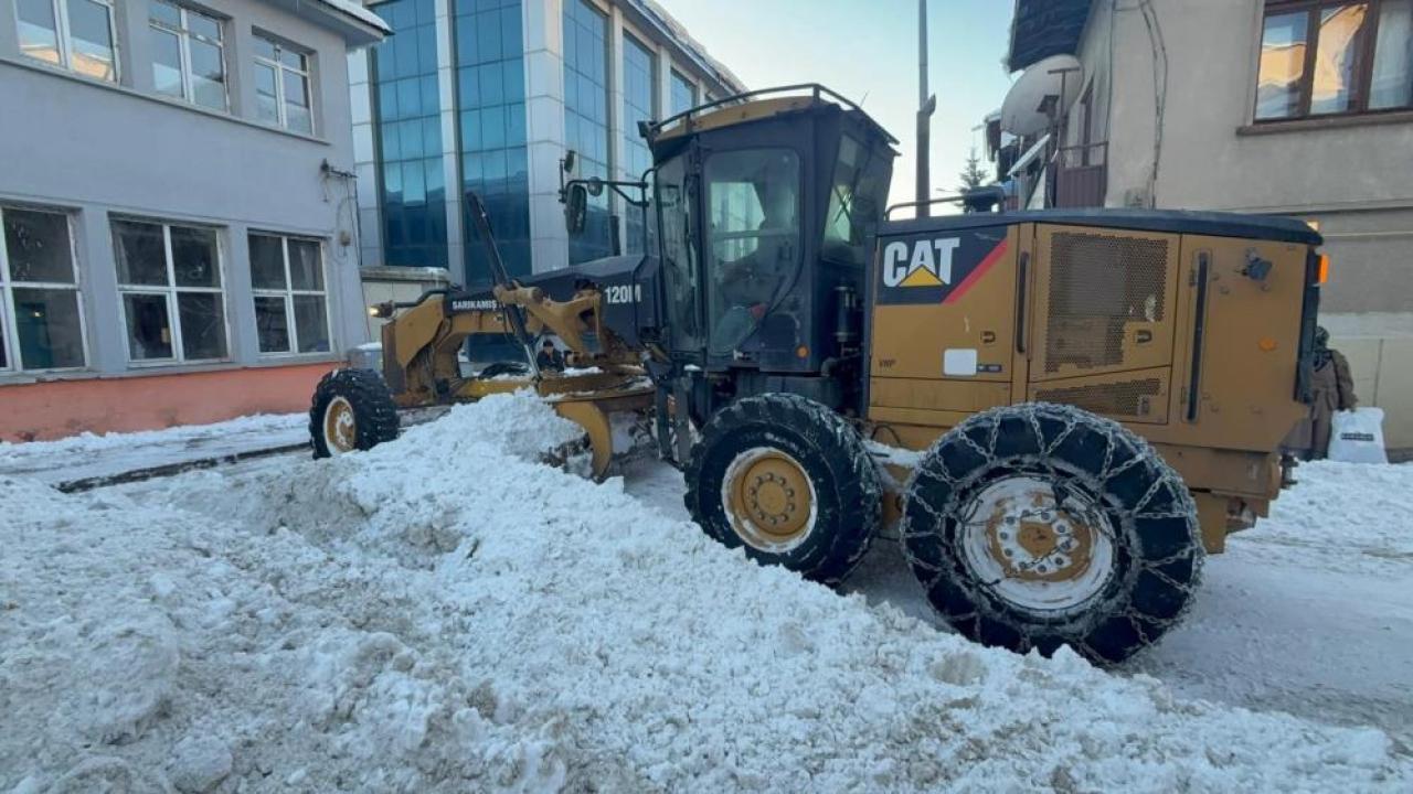 Sarıkamış’ta kar seferberliği: İlçe merkezinden 600 kamyon kar taşındı