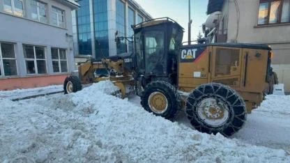 Sarıkamış ilçe merkezinden 600 kamyon kar taşındı