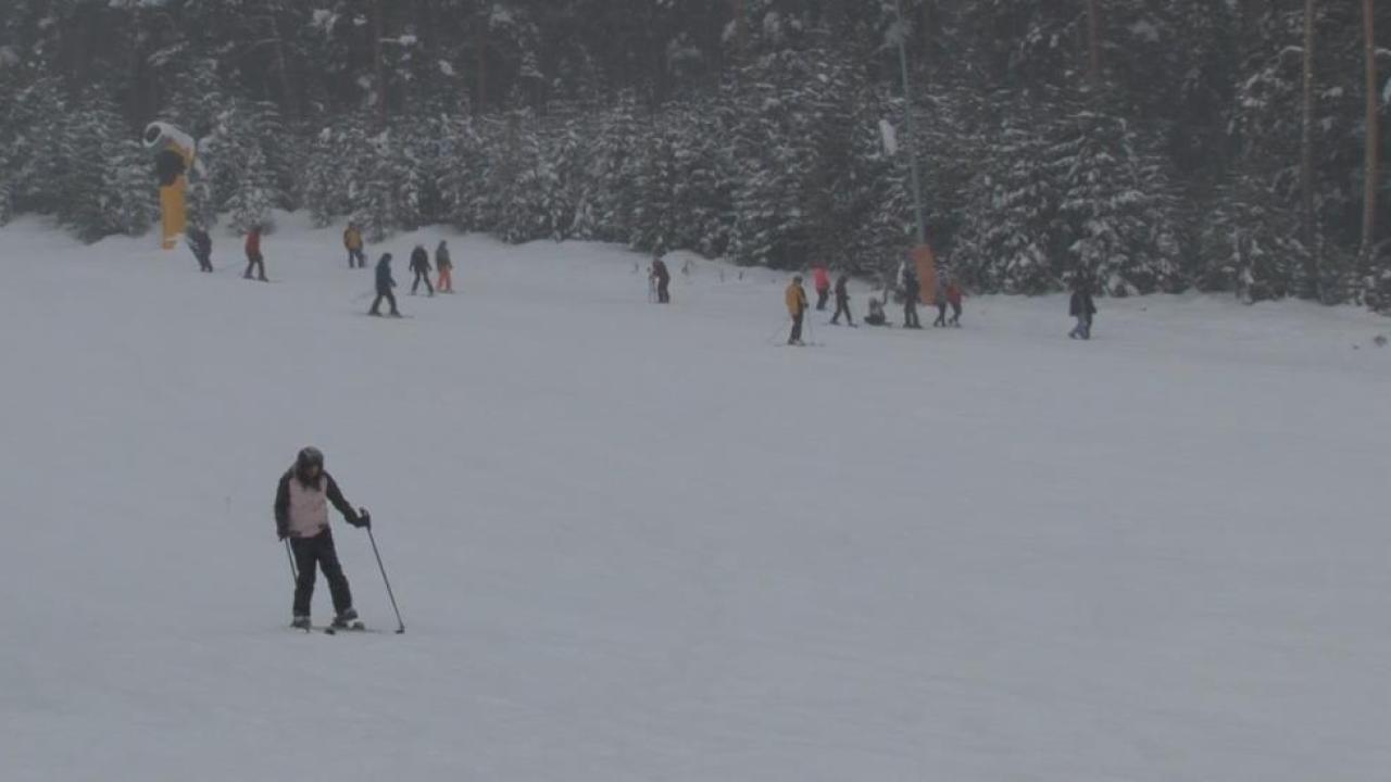 Sarıkamış’ta kar yağışı altında kayak ve snowboard keyfi
