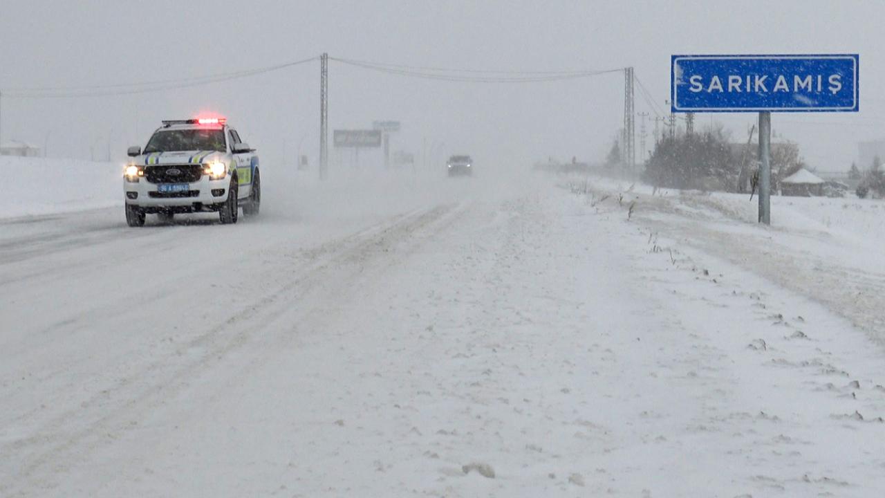Sarıkamış'ta kar yağışı ve soğuk hava etkili oldu