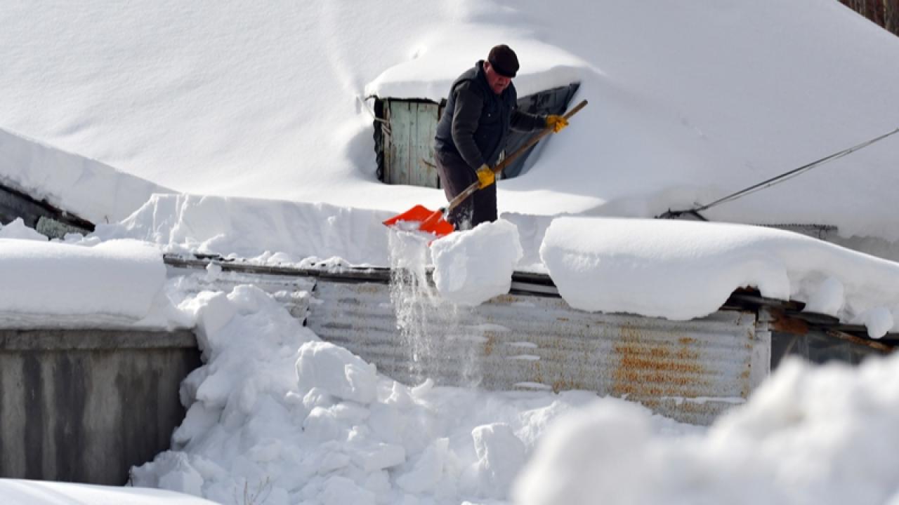 Sarıkamış'ta köyler kar altında kaldı