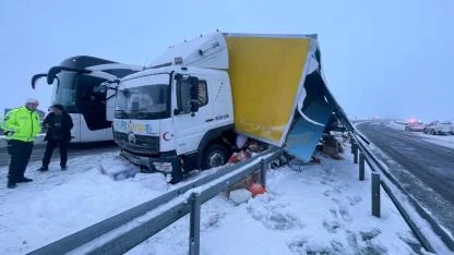 Sarıkamış'ta yolcu otobüsü kargo kamyonuna çarptı