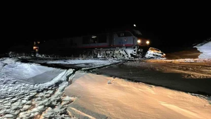 Sarıkamış’ta yük treni otomobile çarptı: 1 yaralı