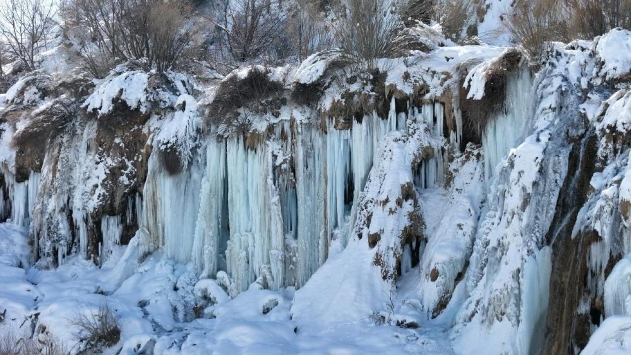 Şelalede 2 metrelik buz sarkıtları oluştu