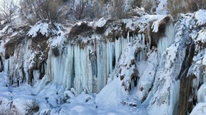 Şelalede 2 metrelik buz sarkıtları oluştu