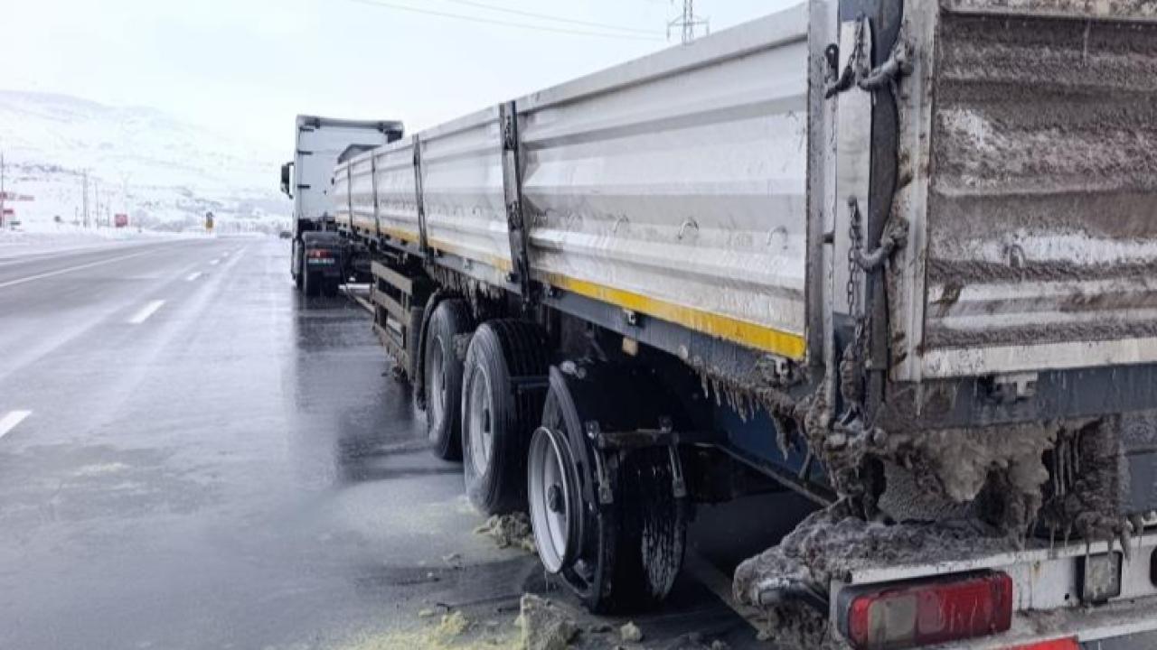 Seyir halindeki tırın lastikleri alev aldı