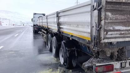 Seyir halindeki tırın lastikleri alev aldı