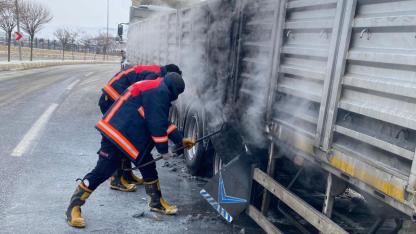 Seyir halindeki tırın lastikleri alevlendi
