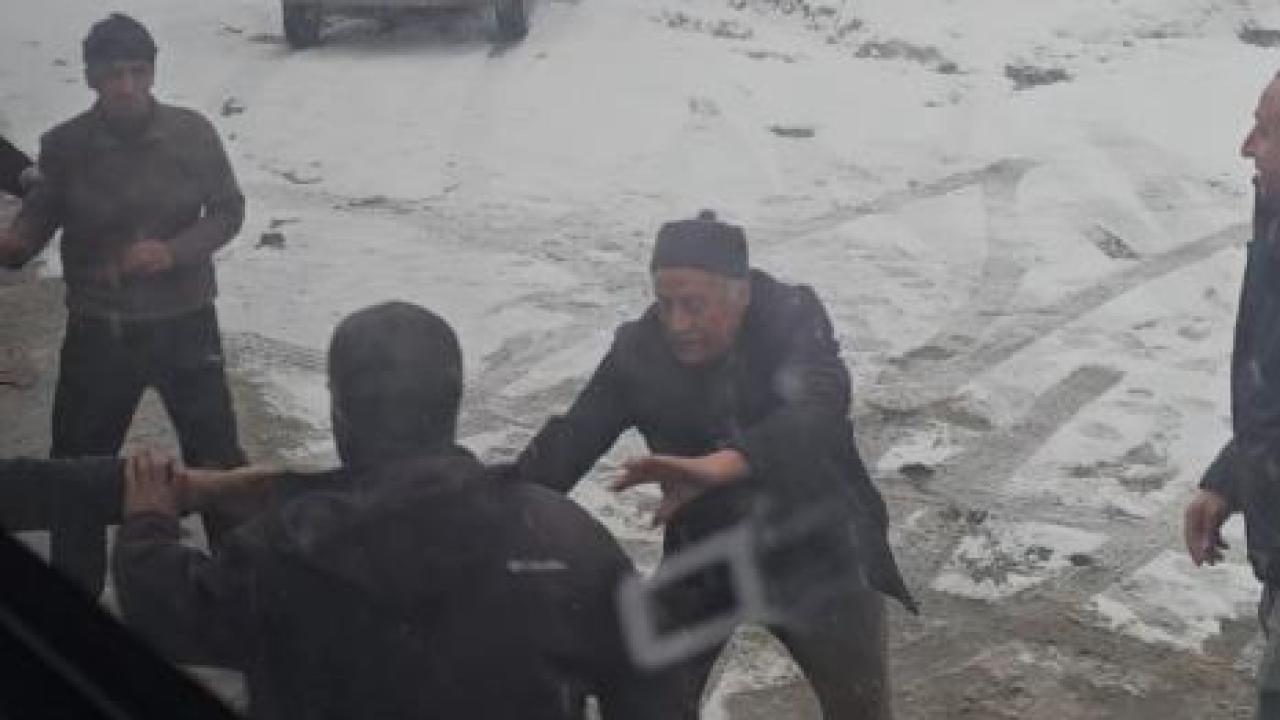 Seyir halindeki yolcu otobüsüne taşlı sopalı saldırı