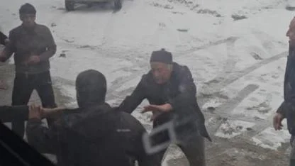 Seyir halindeki yolcu otobüsüne taşlı sopalı saldırı