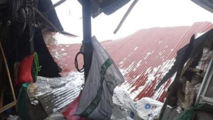 Şiddetli fırtına köyün marketini yıktı