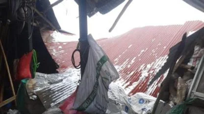 Şiddetli fırtına köyün marketini yıktı