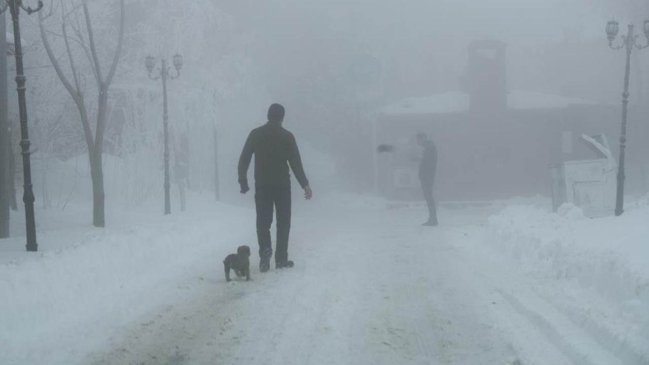 Sisle kaplanan tarihi yapılar kartpostallık görüntüler sundu
