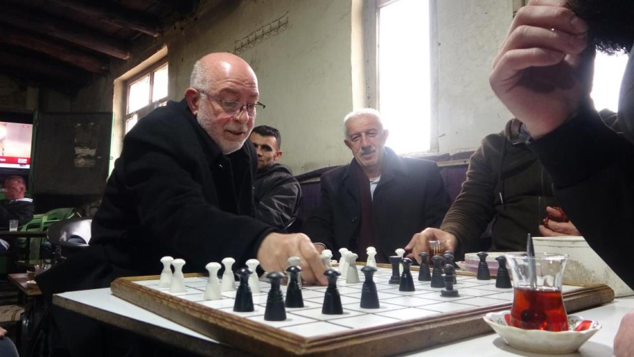 Tarihi çay evi satranç ve damayla dikkat çekiyor