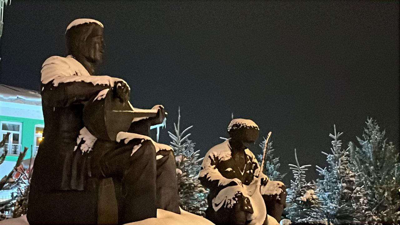 Tarihin sessiz tanığı heykeller Kars’ta kışı sessizce izliyor