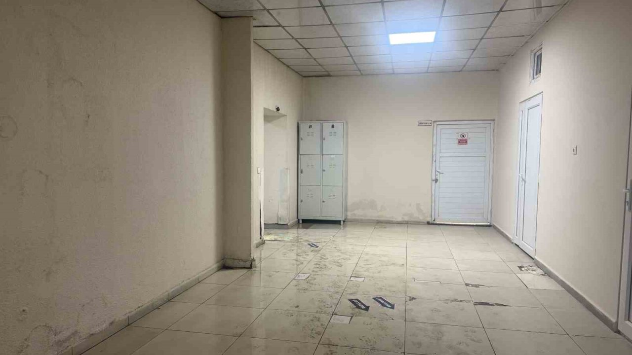 Tavanından sular akan hastanede koridorlar çamurla kaplandı