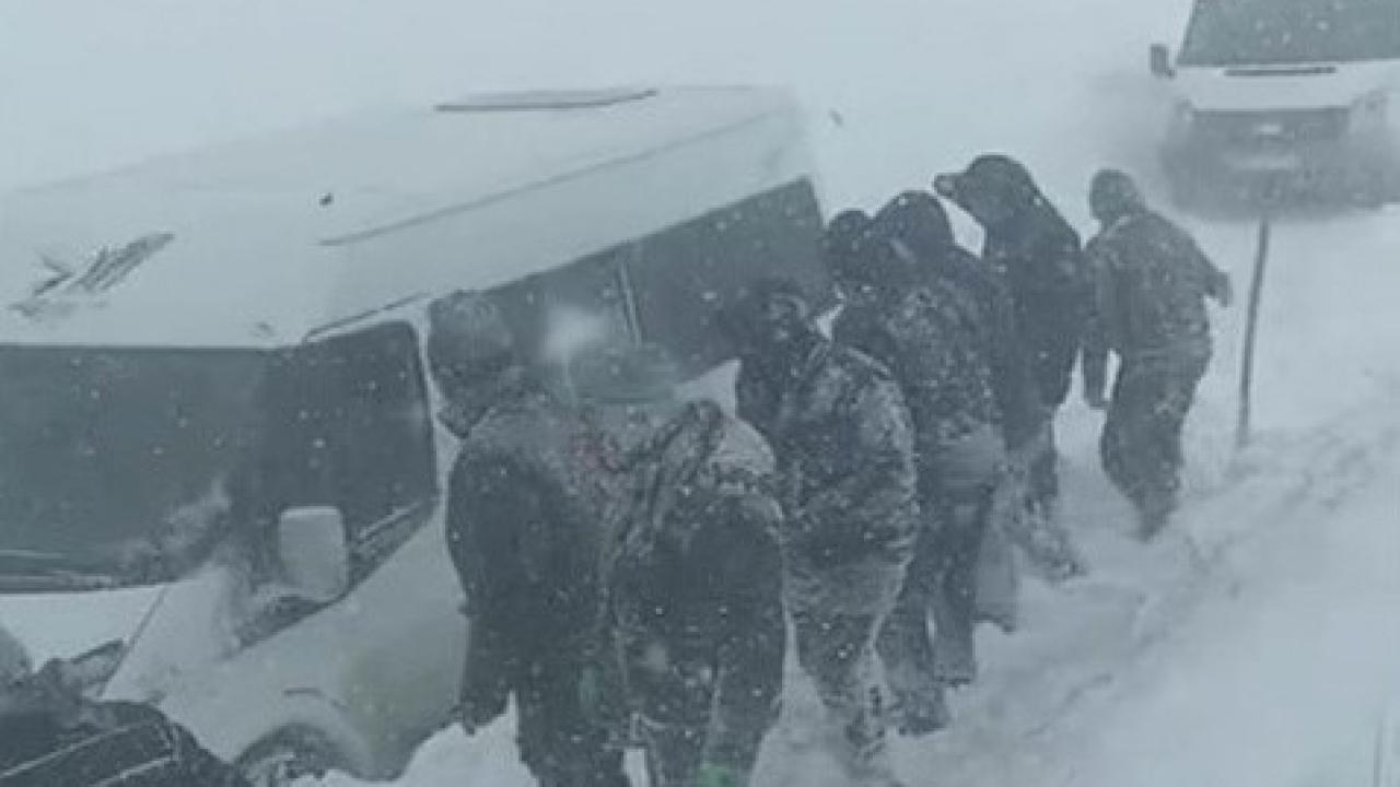 Taziyeye gidenler yolda mahsur kaldı