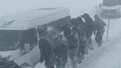 Taziyeye gidenler yolda mahsur kaldı