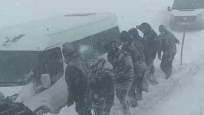 Taziyeye gidenler yolda mahsur kaldı