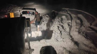 Karda mahsur kalan araç kurtarıldı