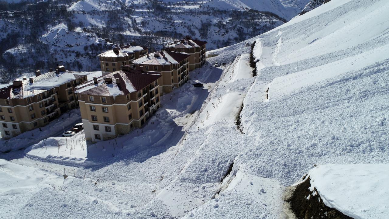 Toplu konut bölgesine çığ düştü, facianın eşiğinden dönüldü