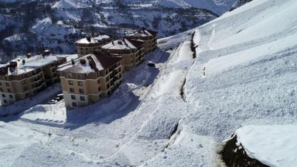 Toplu konut bölgesine çığ düştü, facianın eşiğinden dönüldü