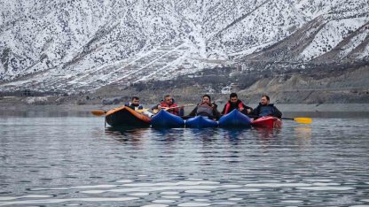 Tortum Gölü’nde kano üzerinde sazlı sözlü eğlence