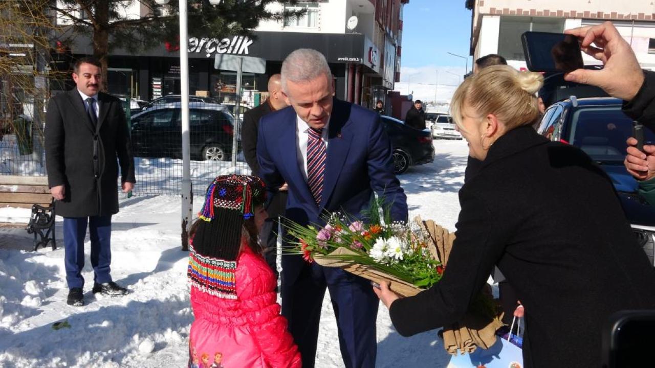 Ardahan Valisi Çiçekli görevine başladı