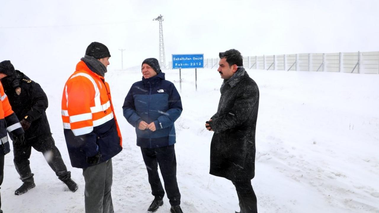 Vali Polat, karla mücadele çalışmalarını inceledi