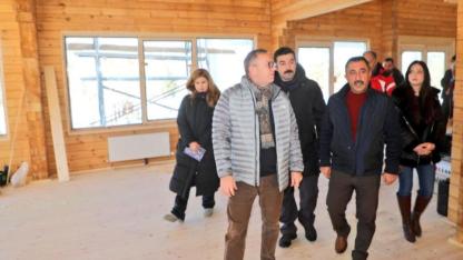 Vali Polat, Kütük ev inşaatını inceledi