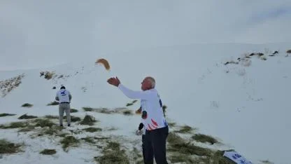 Yaban hayvanları için doğaya yem bırakıldı