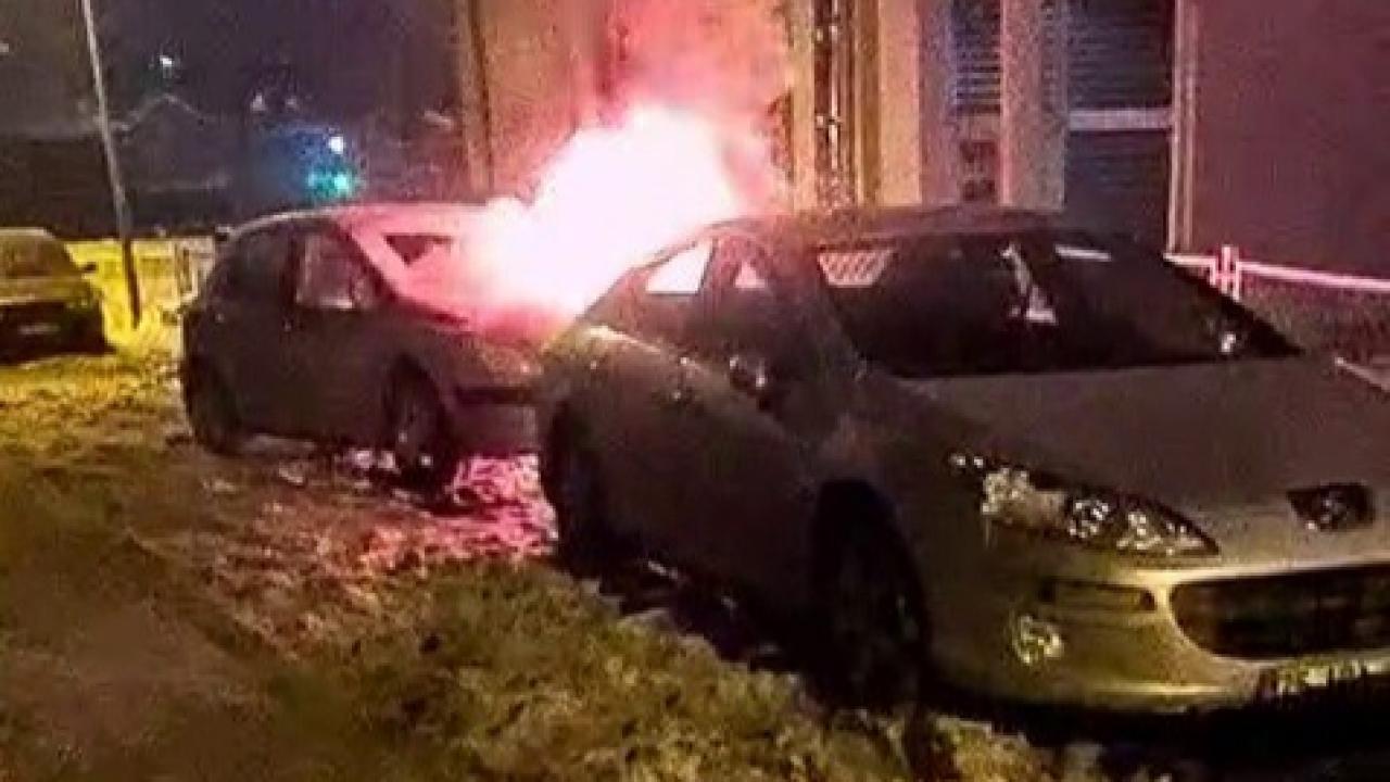 Yakutiye’de park halindeki araç alev alev yandı