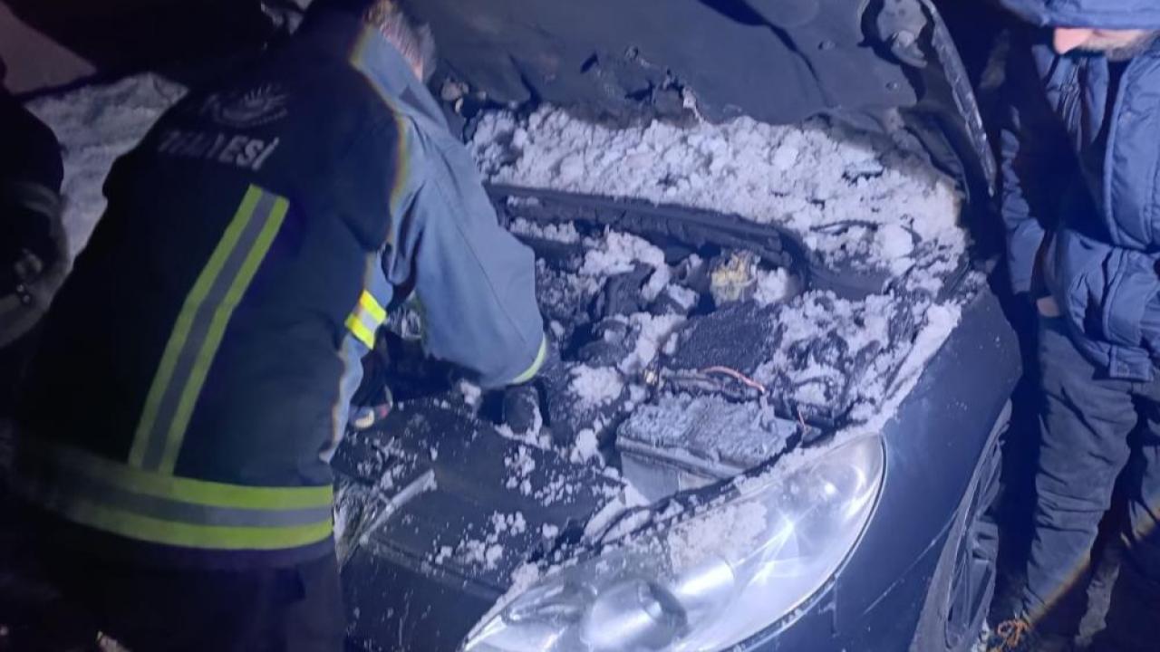 Yanan otomobile karla müdahale edildi