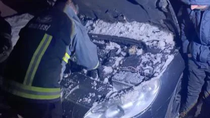 Yanan otomobile karla müdahale edildi