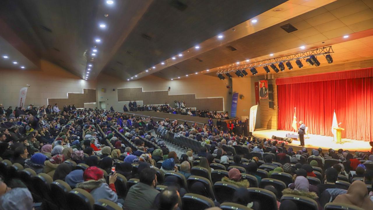 Yazar Hayati İnanç Ardahan'da söyleşiye katıldı