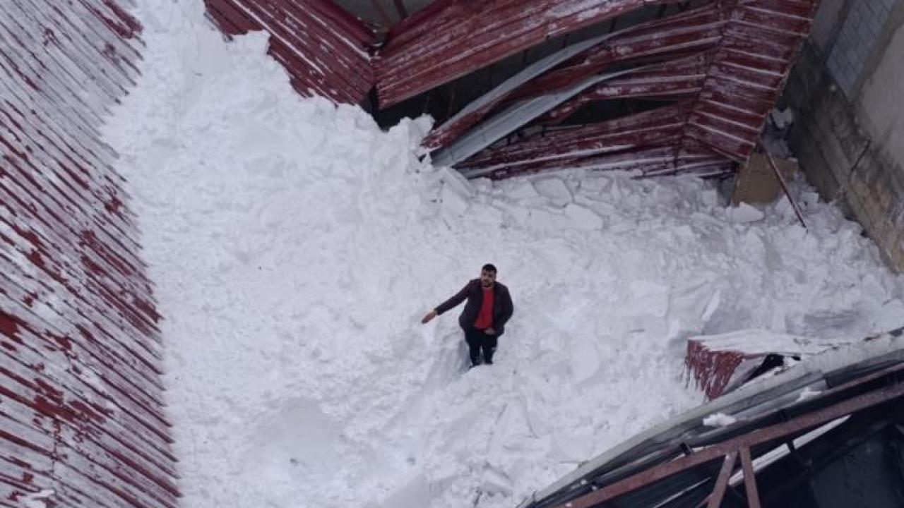 Yoğun kar yağışı nedeniyle çatı çöktü