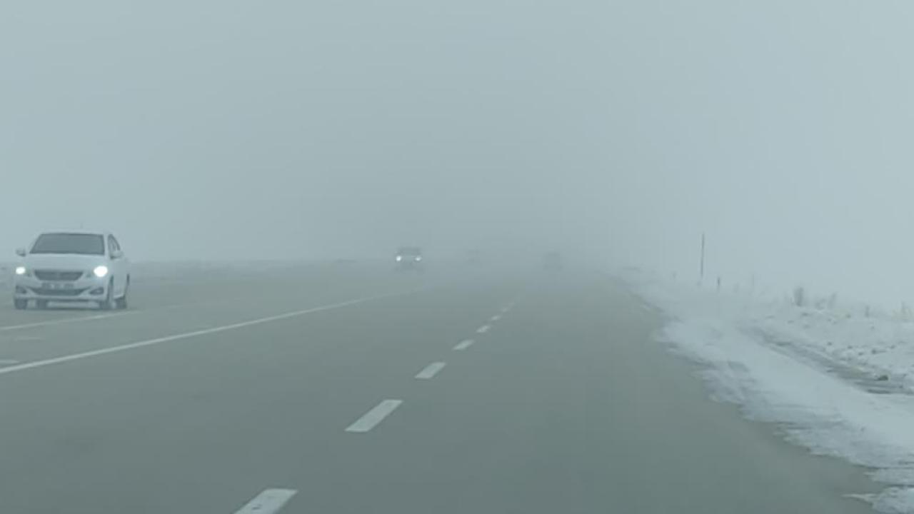 Yoğun sis, sürücülere zor anlar yaşattı