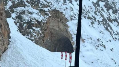 Yola çığ düştü, güzergah ulaşıma kapatıldı