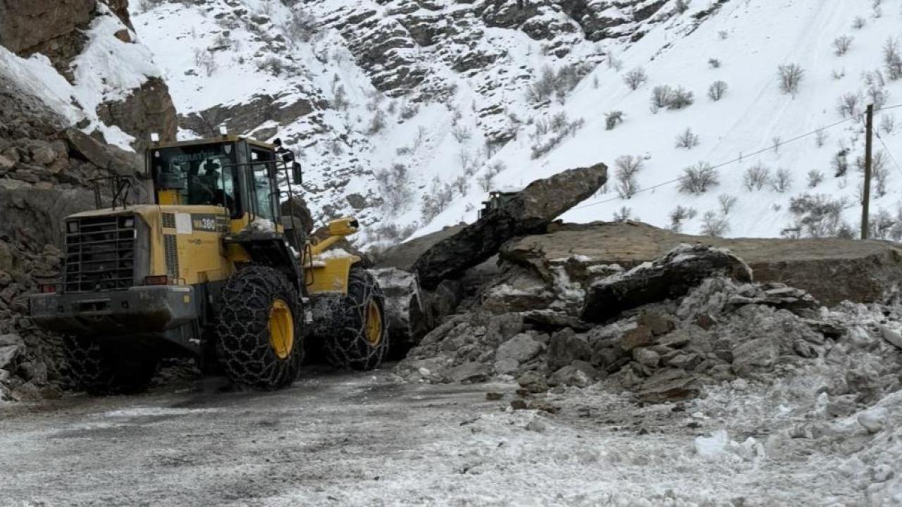 Yola düşen kayalar temizlendi