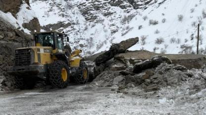 Yola düşen kayalar temizlendi