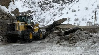 Yola düşen kayalar temizlendi