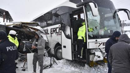 Yolcu otobüsünün polis noktasına çarpma anı kamerada