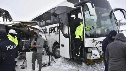 Yolcu otobüsünün polis noktasına çarpma anı kamerada