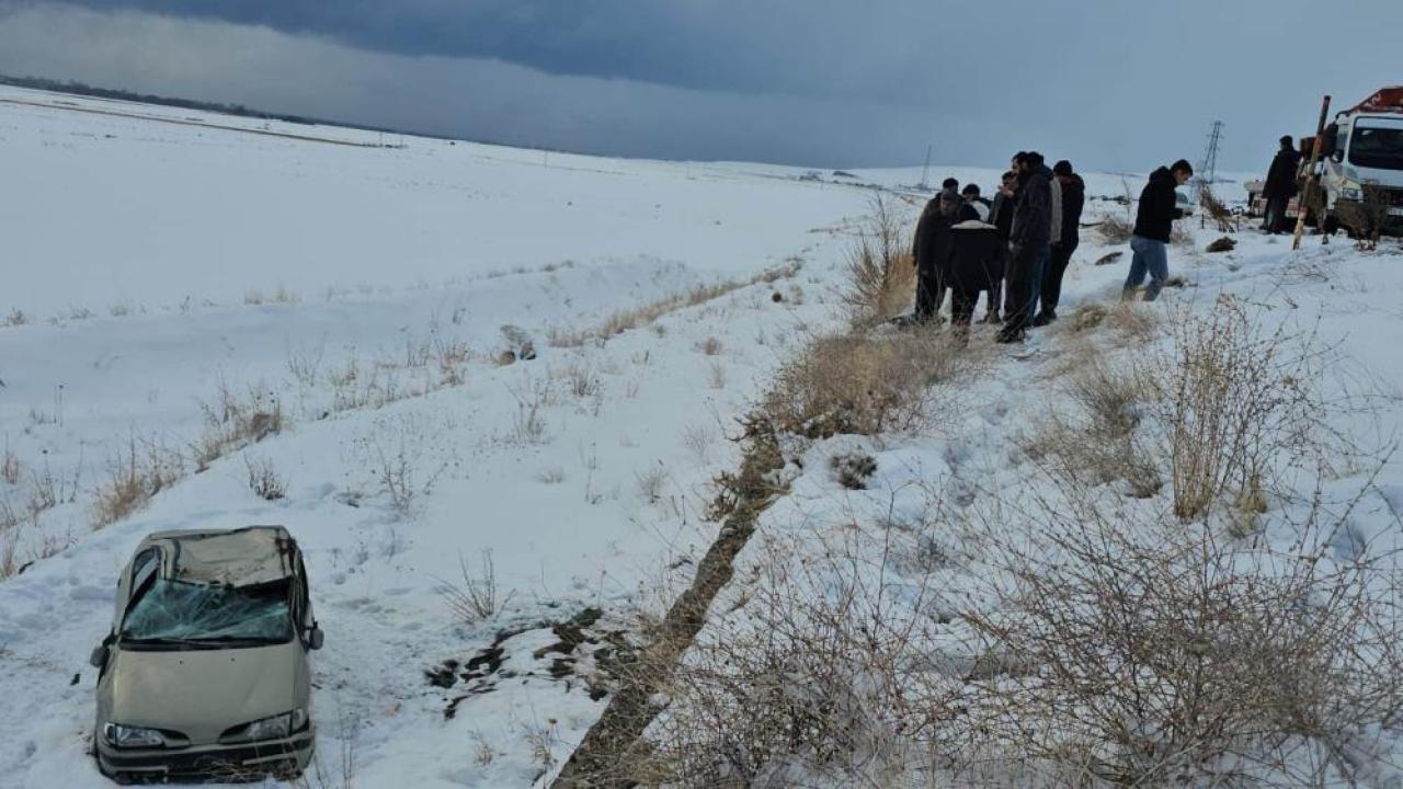 Yoldan çıkan otomobil takla attı