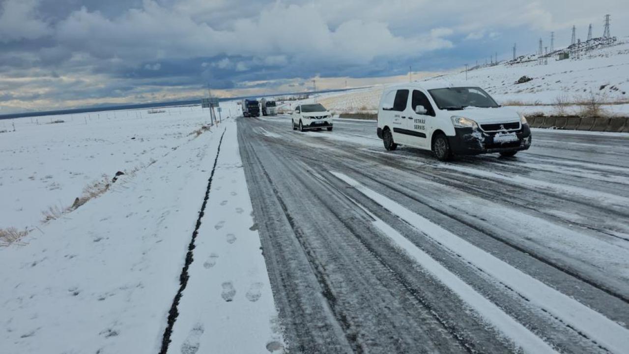 Yollar buzla kaplandı, araçlar yolda kaldı