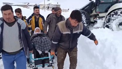 Yolu kapanan köyde mahsur kalan hasta 4 saatlik çalışmayla kurtarıldı