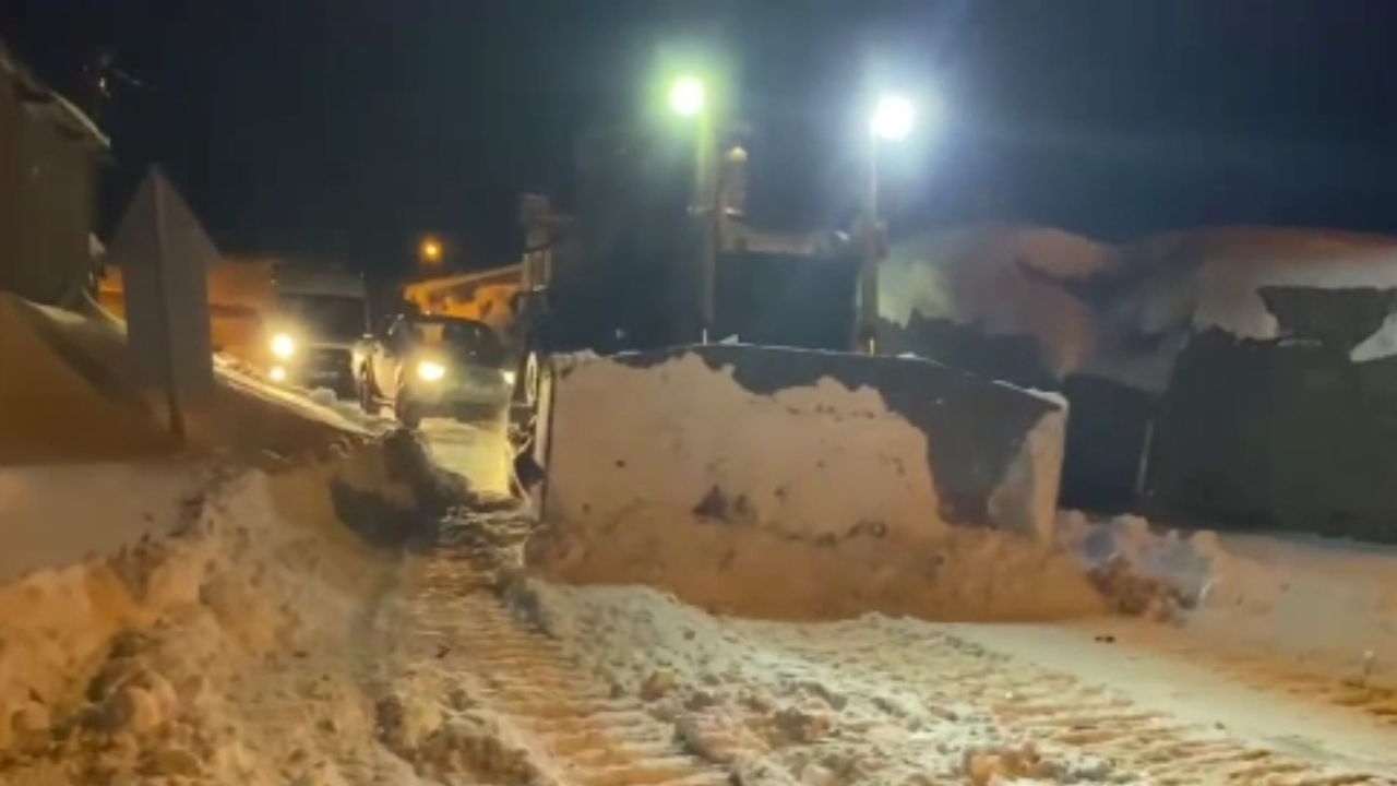 Yolu kapanan köydeki hasta için ekipler seferber oldu