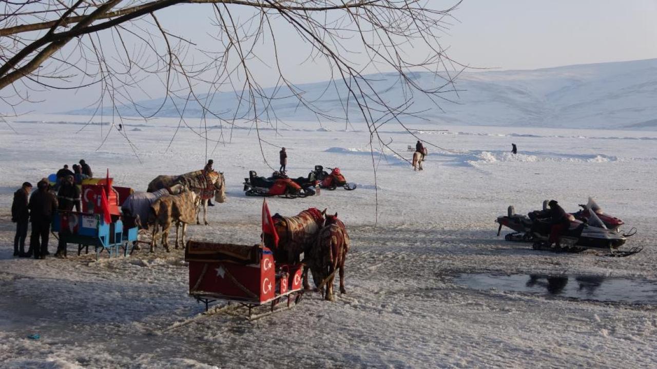 Yüzeyi buz tutan Çıldır Gölü misafirlerini ağırlamaya başladı