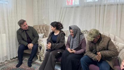 28 yaşında iki kardeşine hem anne hem baba oldu